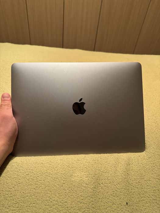 Продам MacBook Air M1 2020 8/256 в ідеальному стані