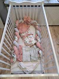 Łóżeczko niemowlęce z materacem i wyprawką