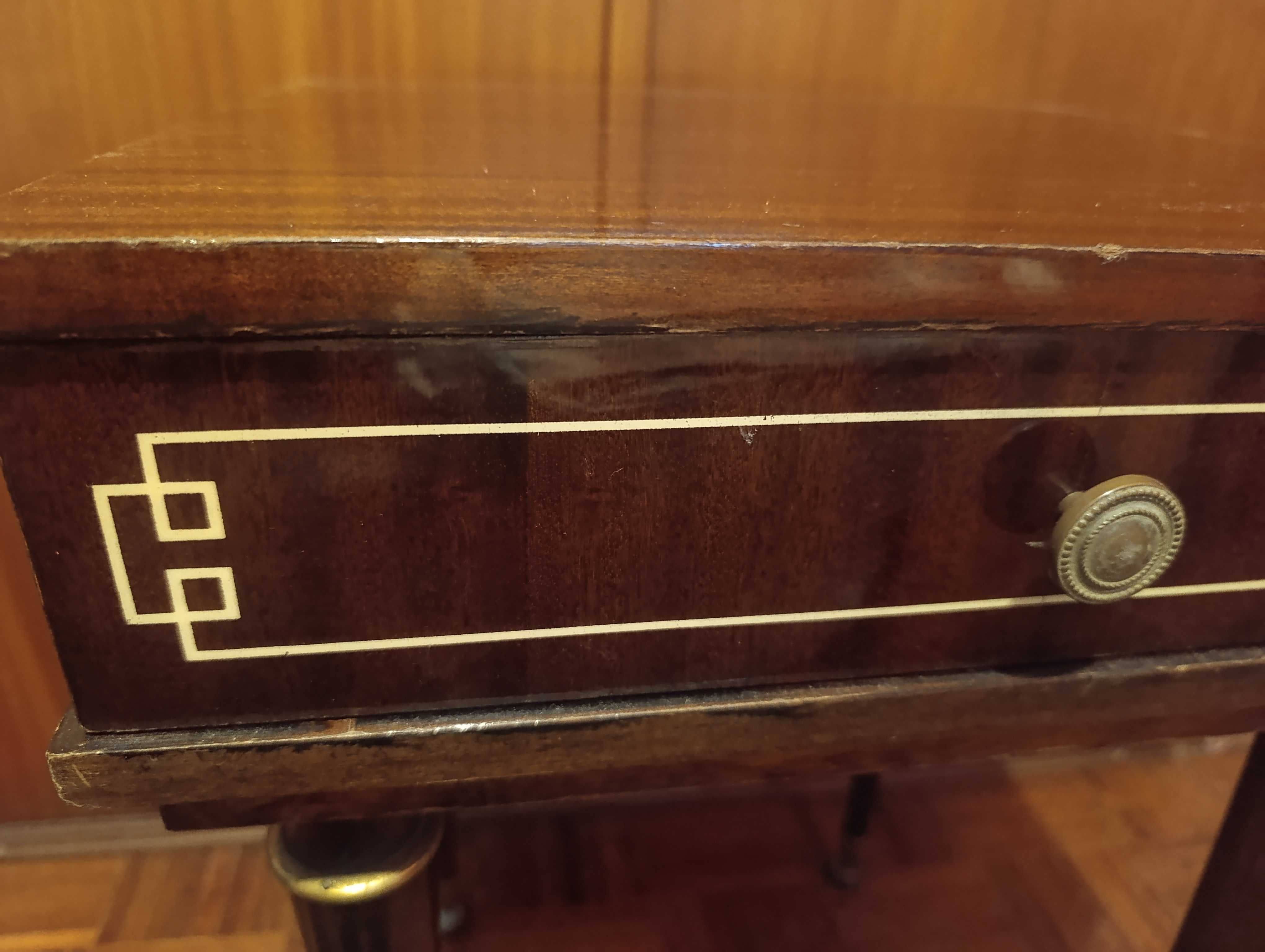 Mesa de cabeceira estilo antigo c/gaveta