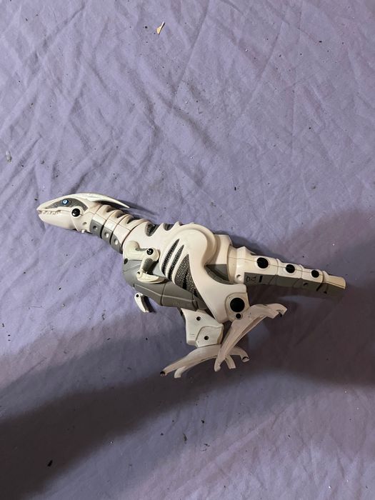 Робот-динозаврик