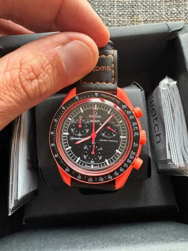 Omega Swatch SO33O100 – Lava w Metalicznym Odcieniu