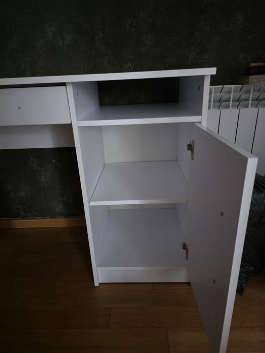 Białe biurko młodzieżowe z szufladami