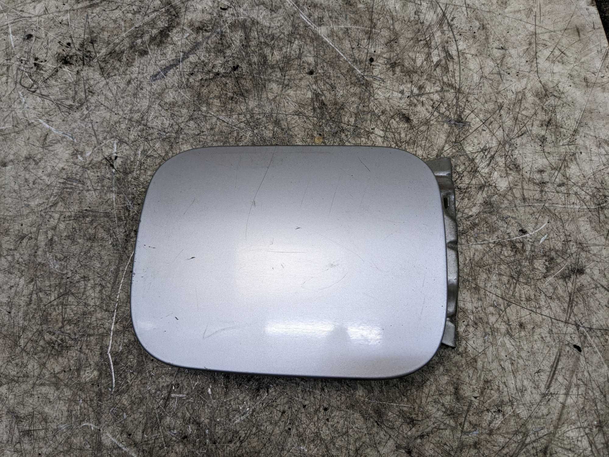 Audi A4 B5 Klapka Wlewu Paliwa Srebrna