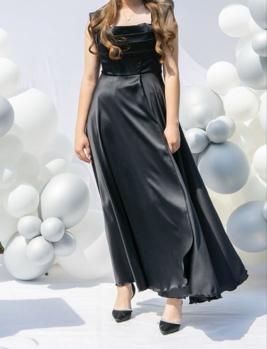 Вечірня сукня атласна