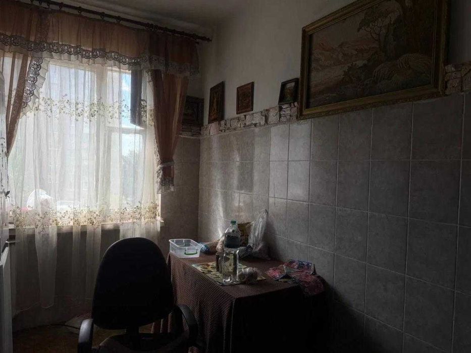 Продаж чотирьокімнатної квартири по вулиці Червоної Калини