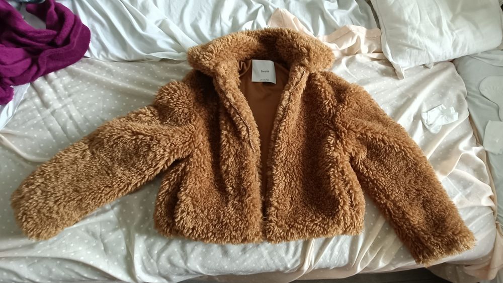 Casaco curto com pêlo Bershka