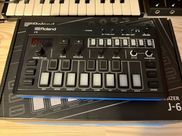 Roland J6 J-6 syntezator, sekwencer akordów Juno