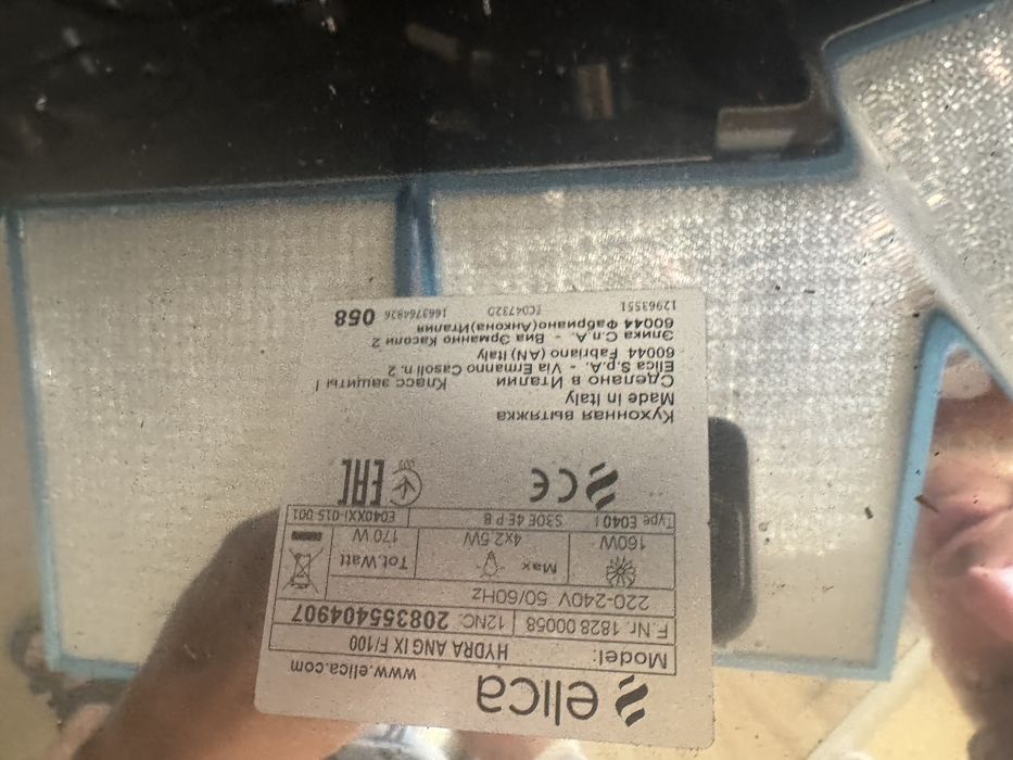 Продам витяжку кутову