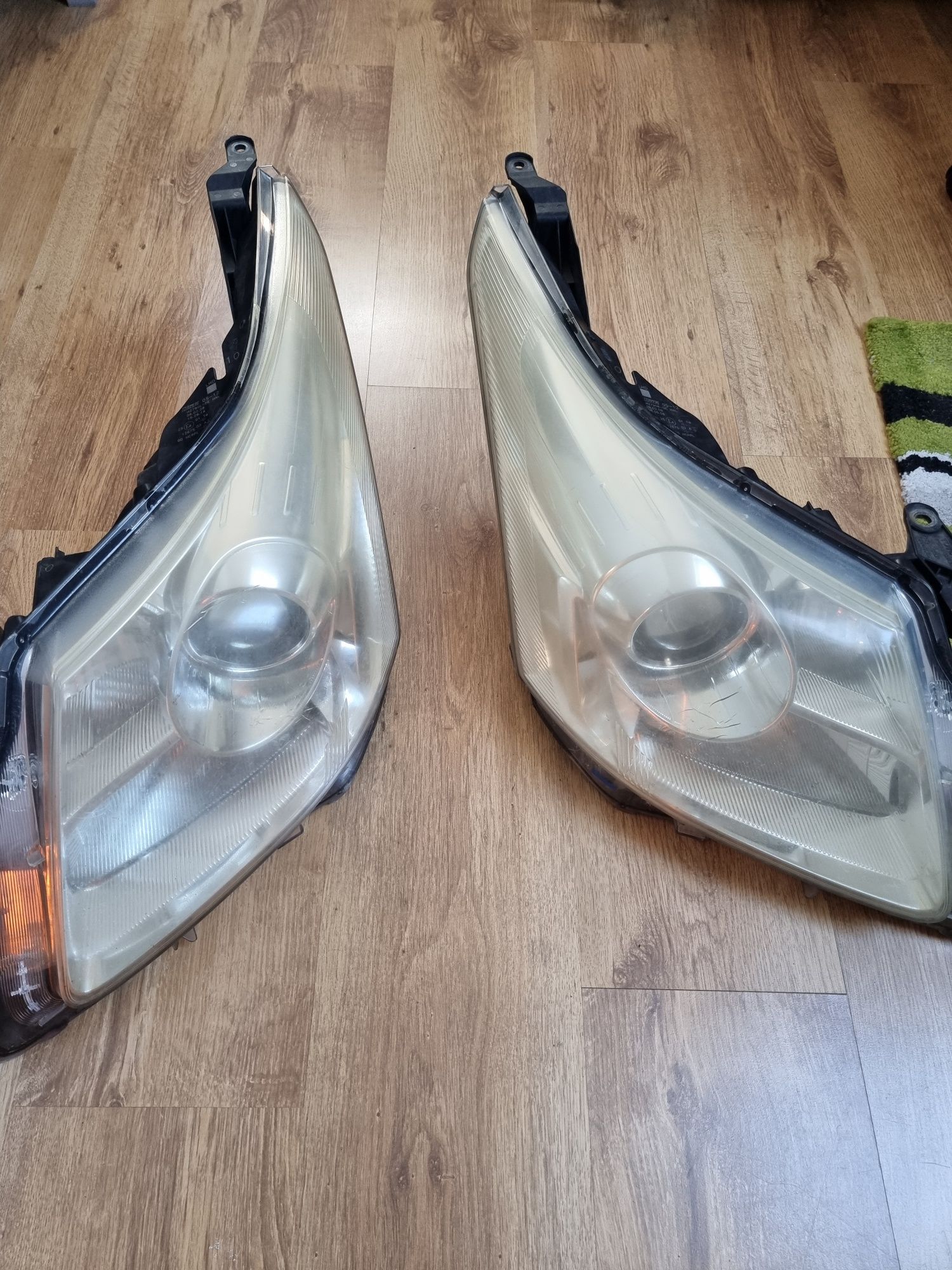 Lampy przód ori toyota avensis T27 rok 2009 (do regeneracji)