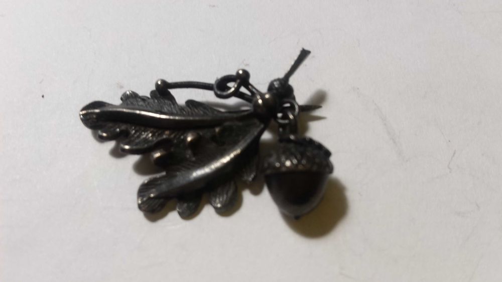 Myśliwska przypinka Liść debu. Srebro