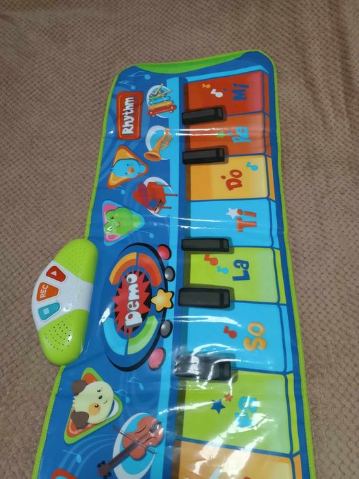 Mata grająca dla dzieci firmy