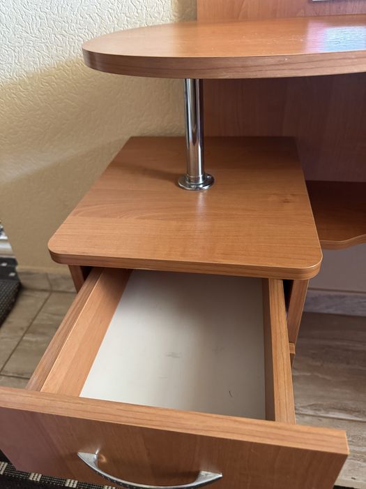 Трюмо з дзеркалом