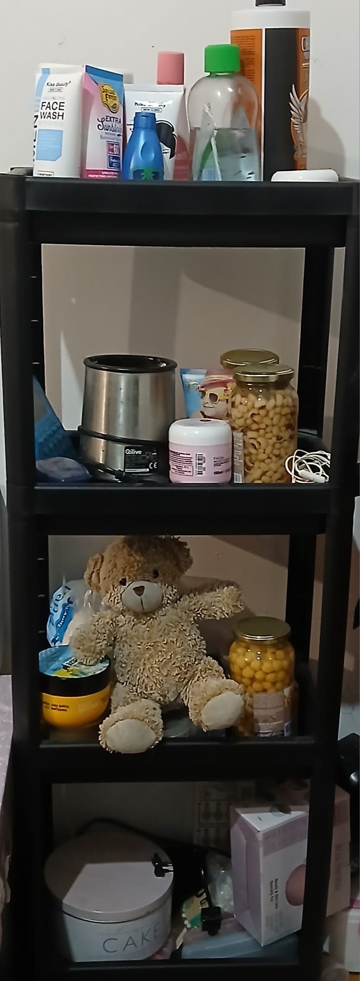Esta é uma estante de plástico ou um rack de armazenamento.