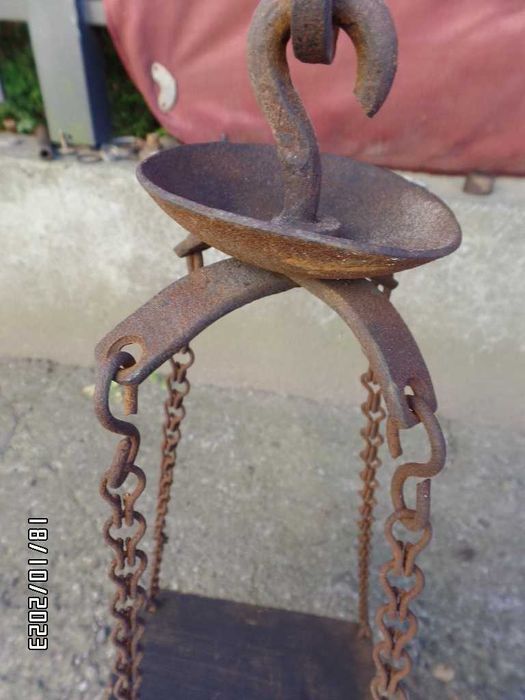 zabytkowa waga  idealna do ogrodu jako ozdoba