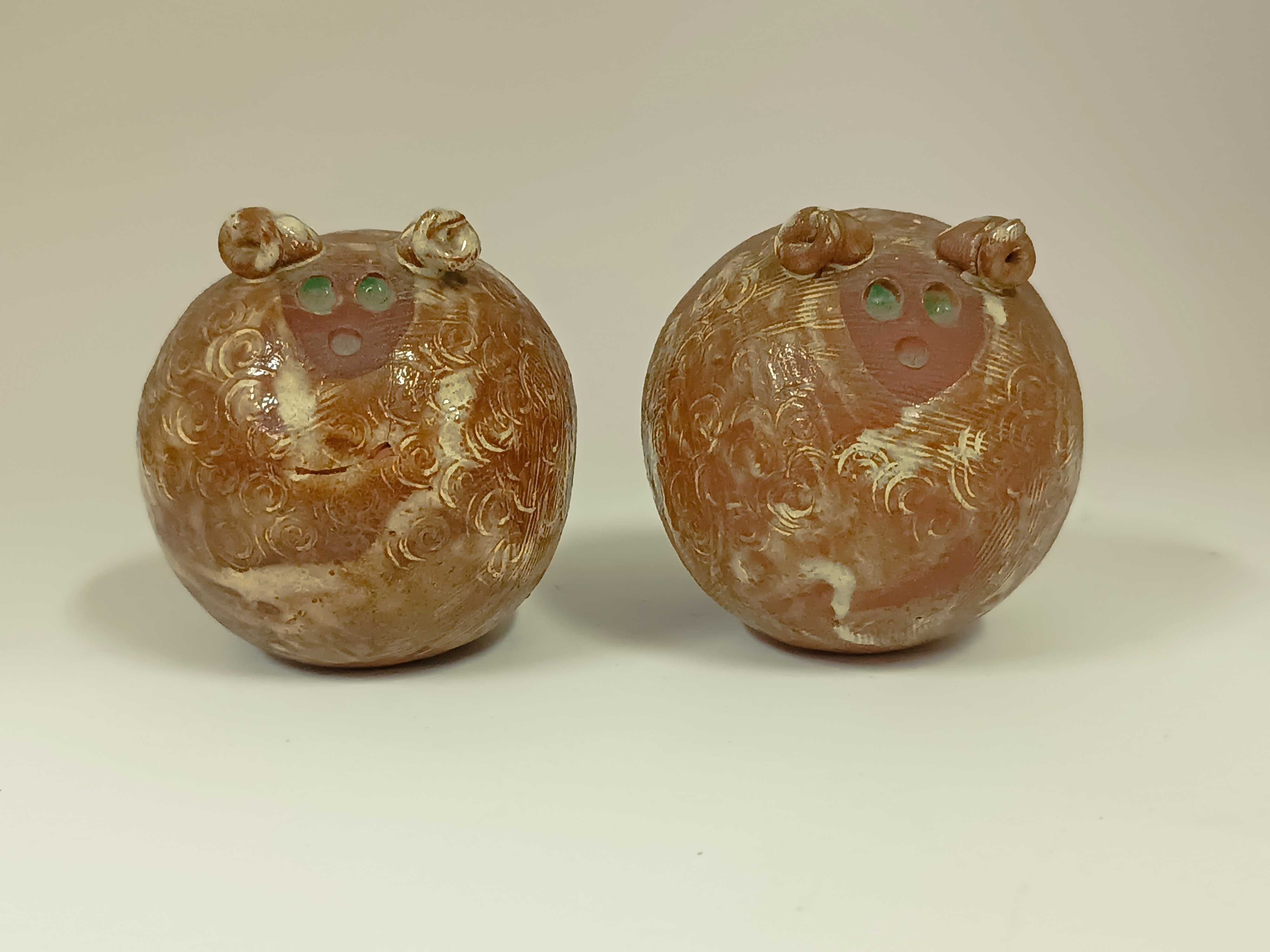 Curioso par de duas figuras em barro vidrado modernistas