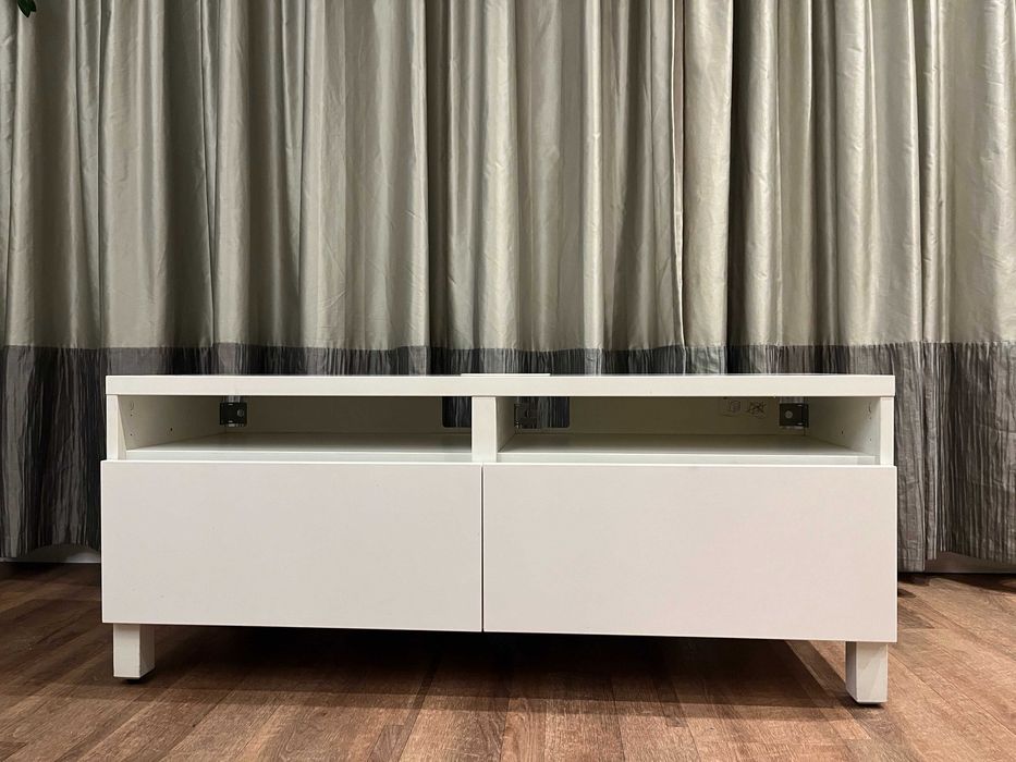 Komoda RTV IKEA BESTA 120 cm, biała z miejscem na kable, klasyk salonu