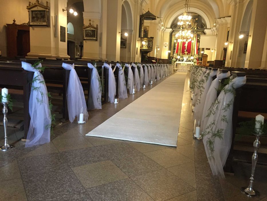 Biały dywan ślubny do kościoła
