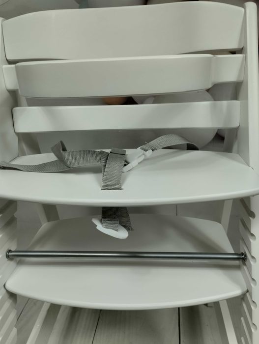 Krzesełko do karmienia drewniane Roba białe z pasami podnóżkiem