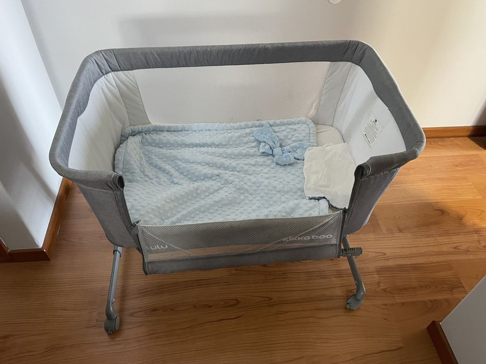 Cama de bebe portatil next to me