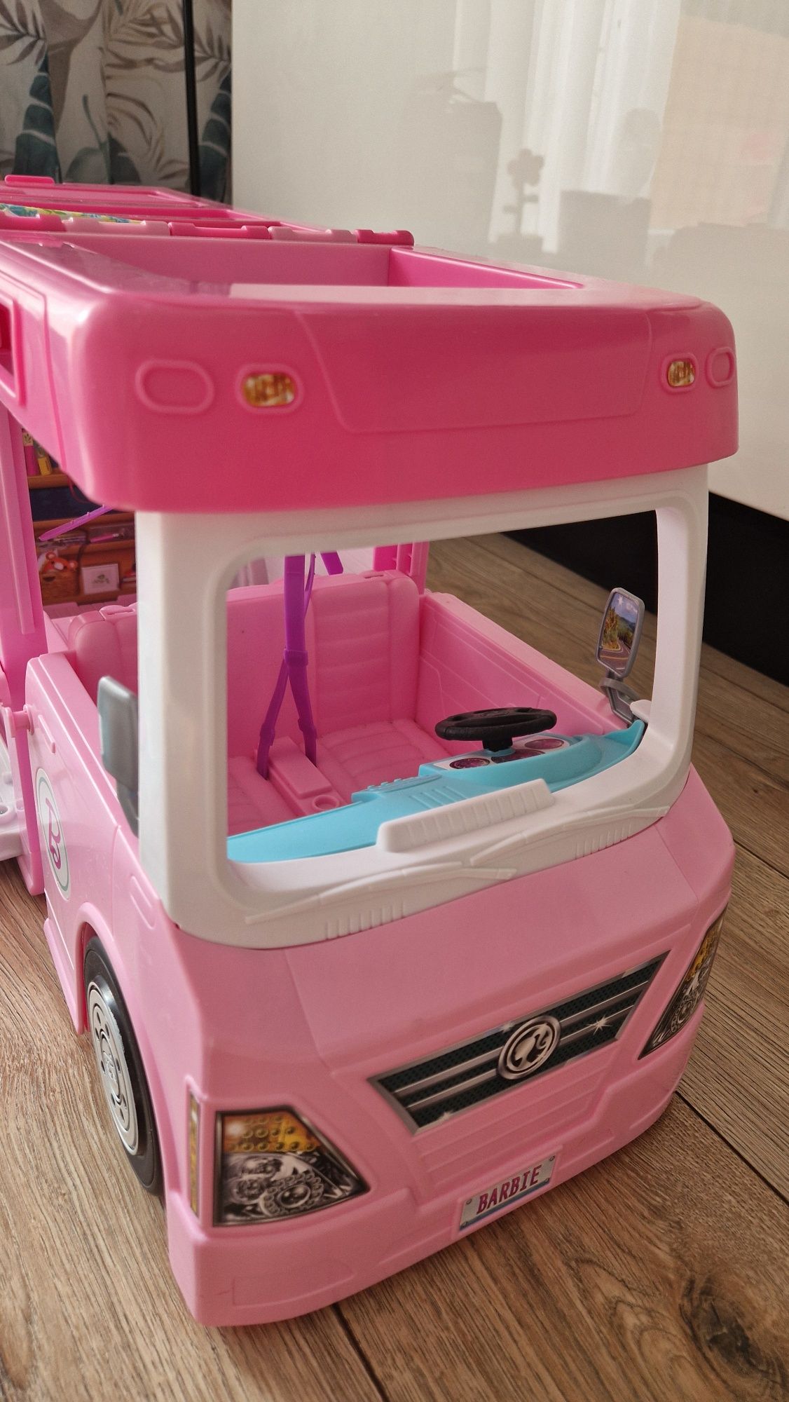 Kamper samochód Barbie z wyposażeniem