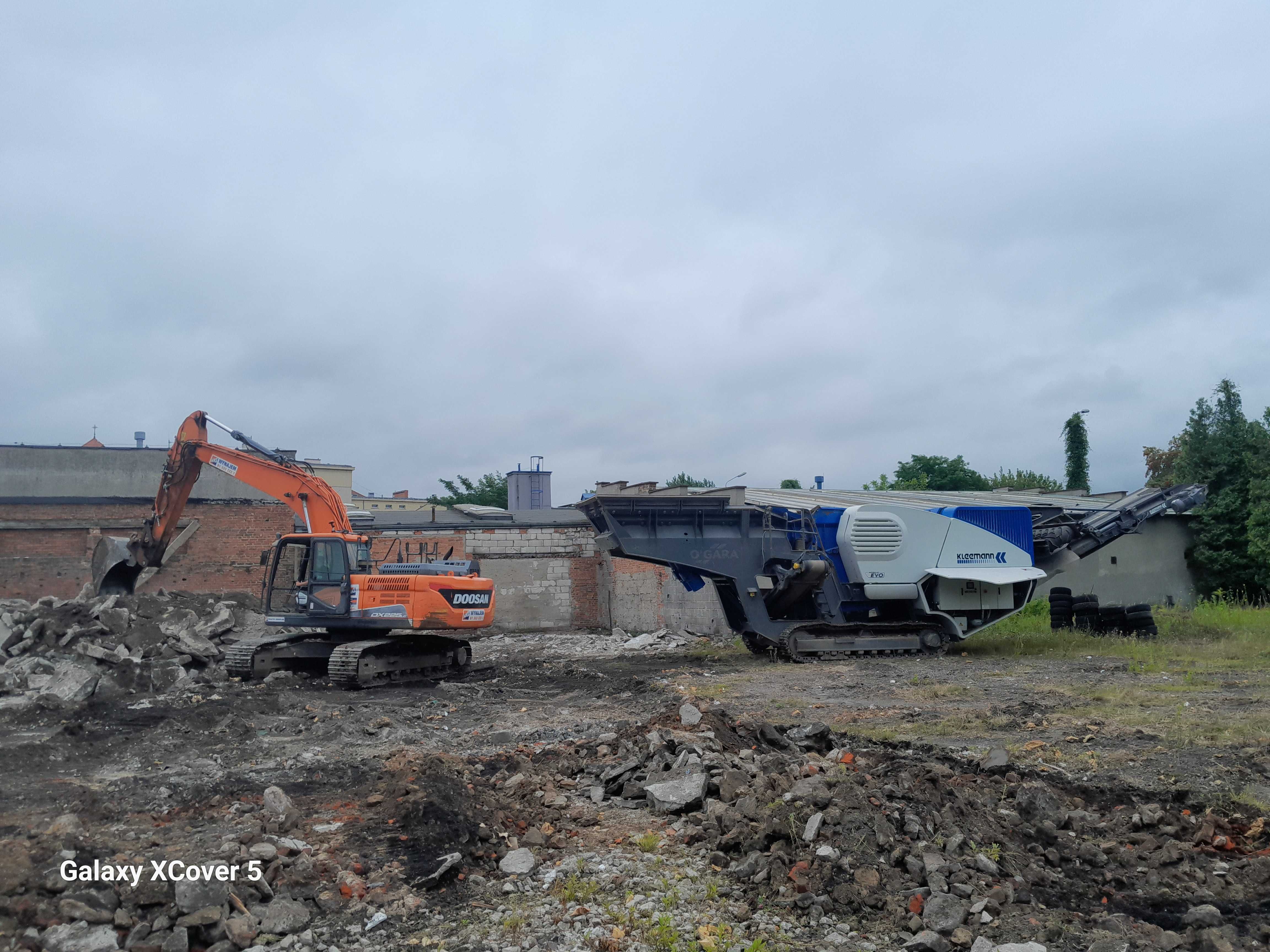 Kruszenie gruzu kamieni wynajem  kruszerki szczękowej wyburzenie