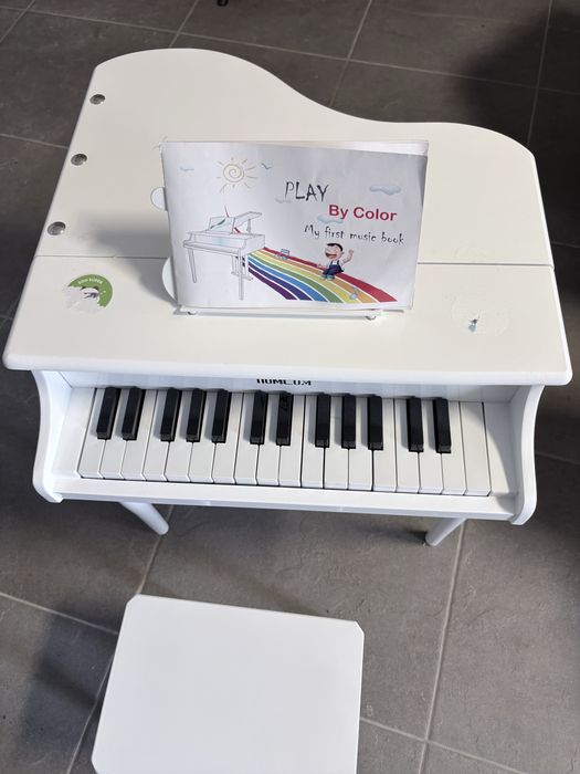 Piano de cauda para criança