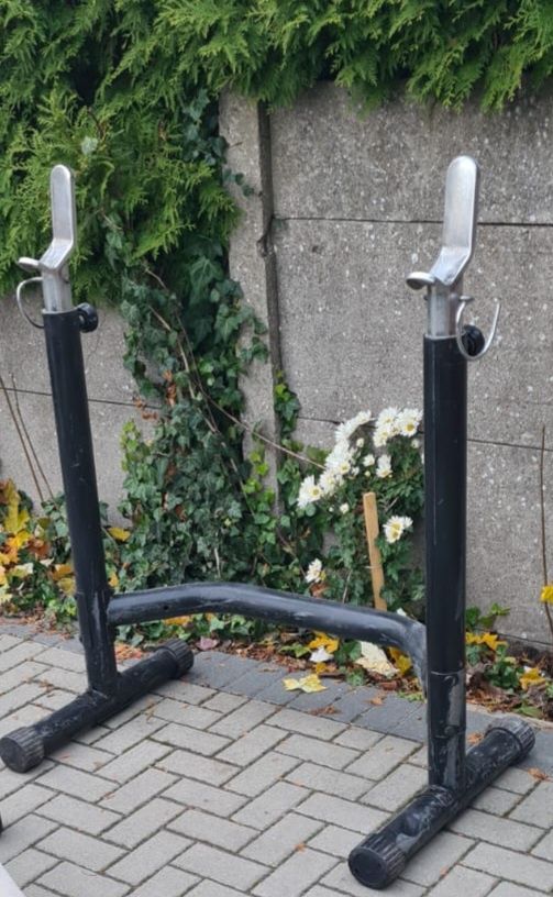 Pozostałości po siłowni, obciążenie, sztanga, hantle,ławeczka.