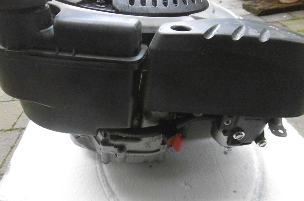 Silnik kosiarki spalinowej B&S/na części/.