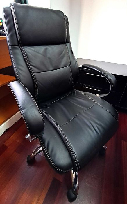 Cadeira de escritório executiva de pele preta