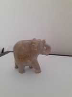 Figurka slonia wykonana z kamienia
