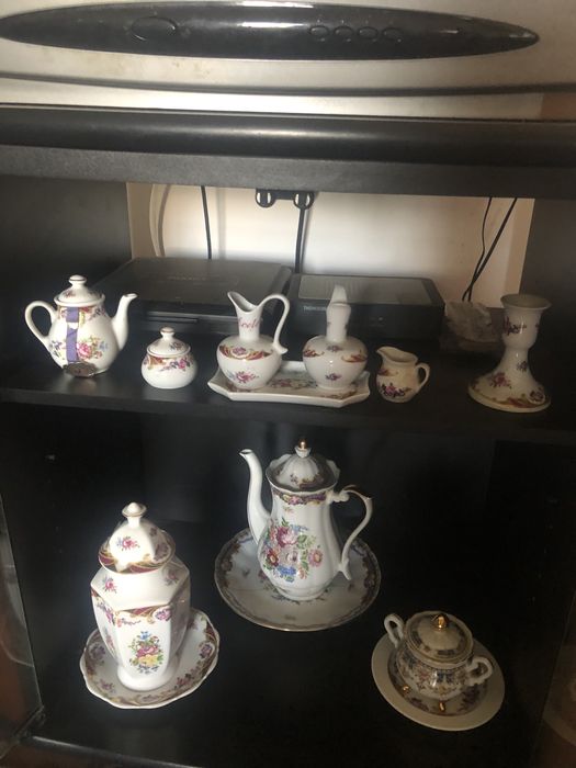 Varias peças de louça limoge com etiquetas