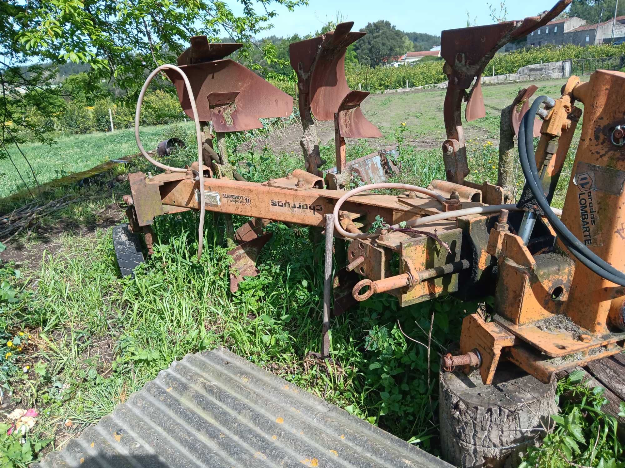 Charrua da marca LOMBATE , esta toda calçada .