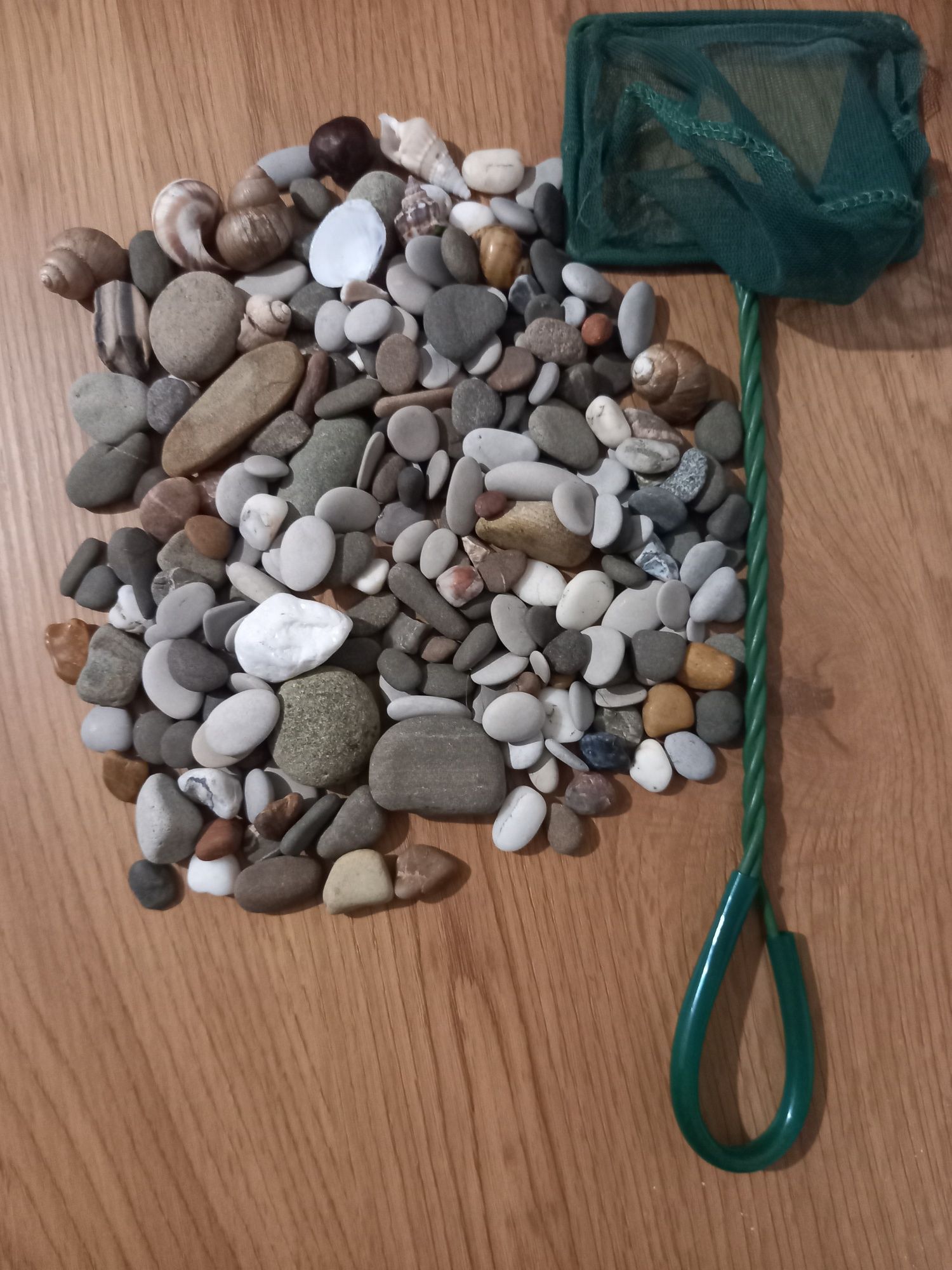 Декоративні каміння та сачок для акваріума