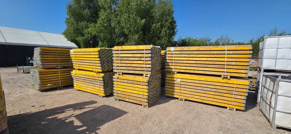 Stemple budowlane szalunki stropowe. Podpory metalowe głowice trojnogi