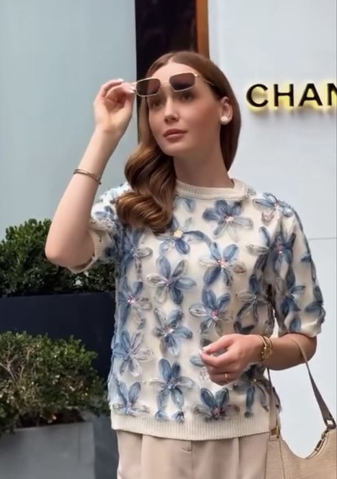 Неймовірна нарядна кофтинка з квітами і блискітками