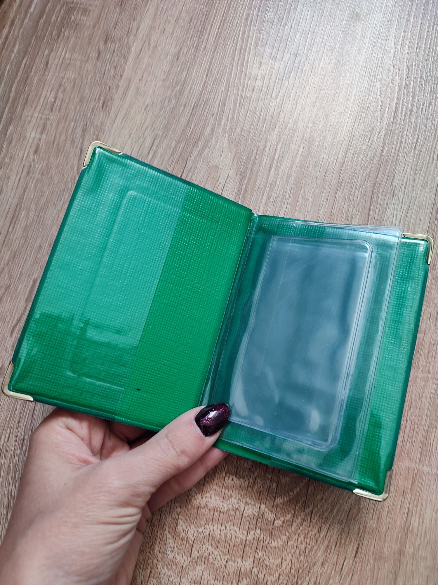 Etui na dokumenty w kolorze zielonym