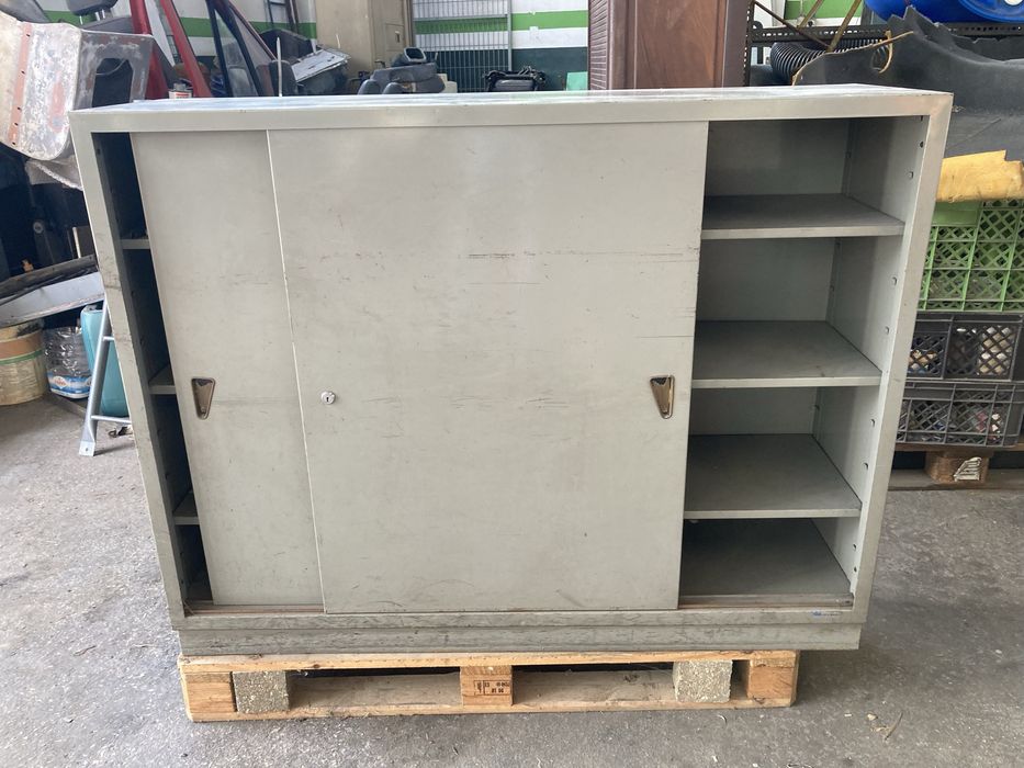 Cadeiras antigas rotativas de ferro e madeira