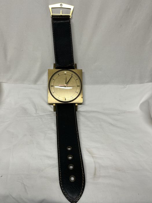 Zegar wiszący jak zegarek na rękę mosiądz