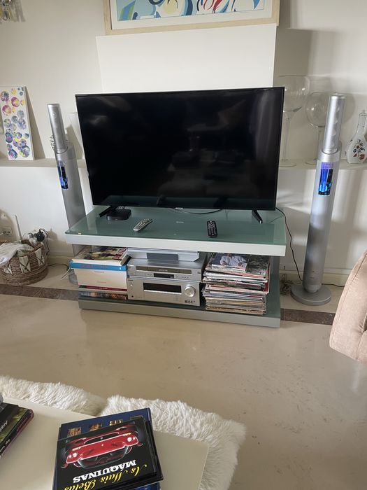 Philips TV Stand and Speaker Columns64584317378051121