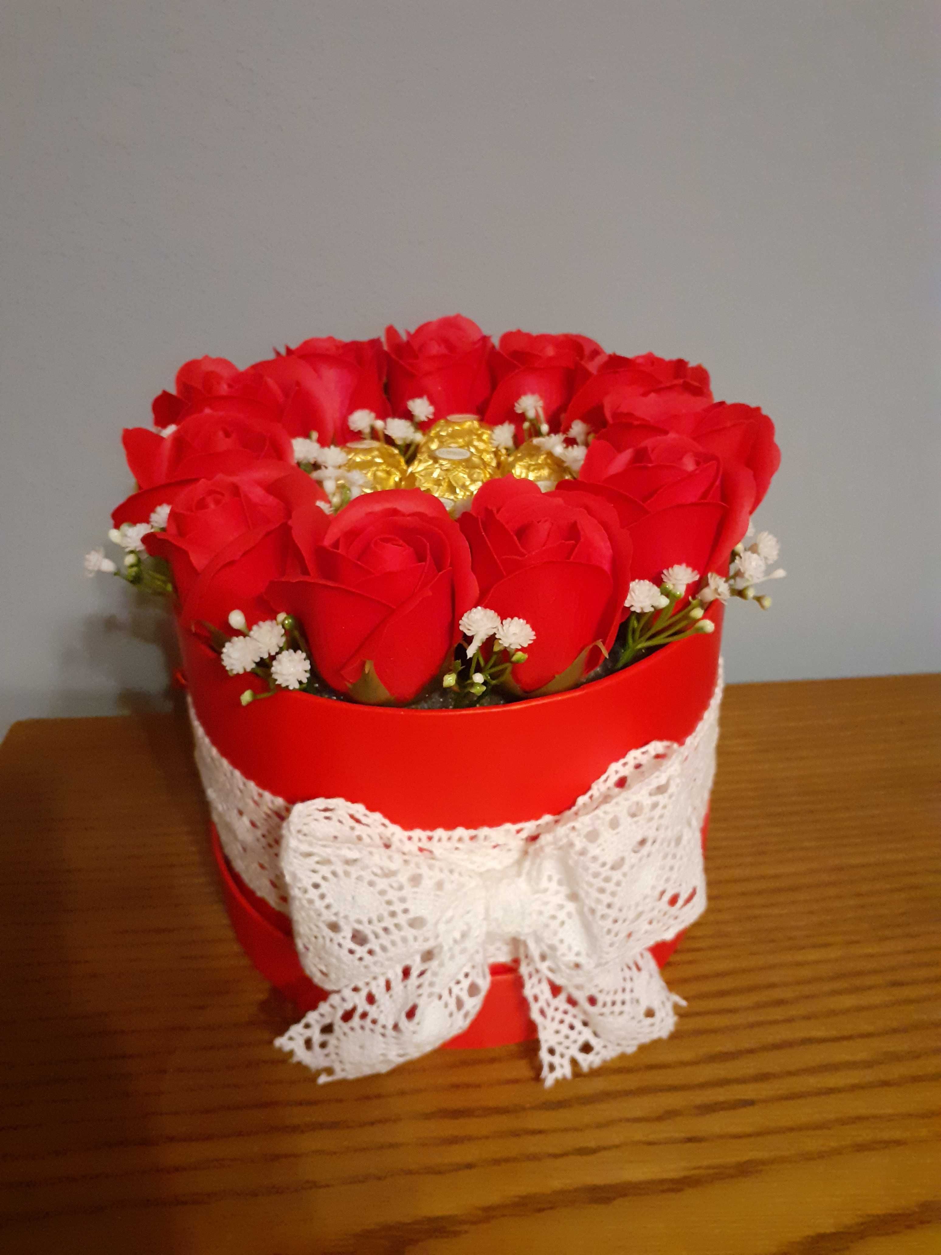 Flowerbox mydlanymi różami i ferrero rocher