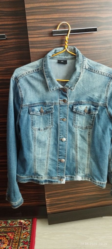 Продам куртку джинсову женскую