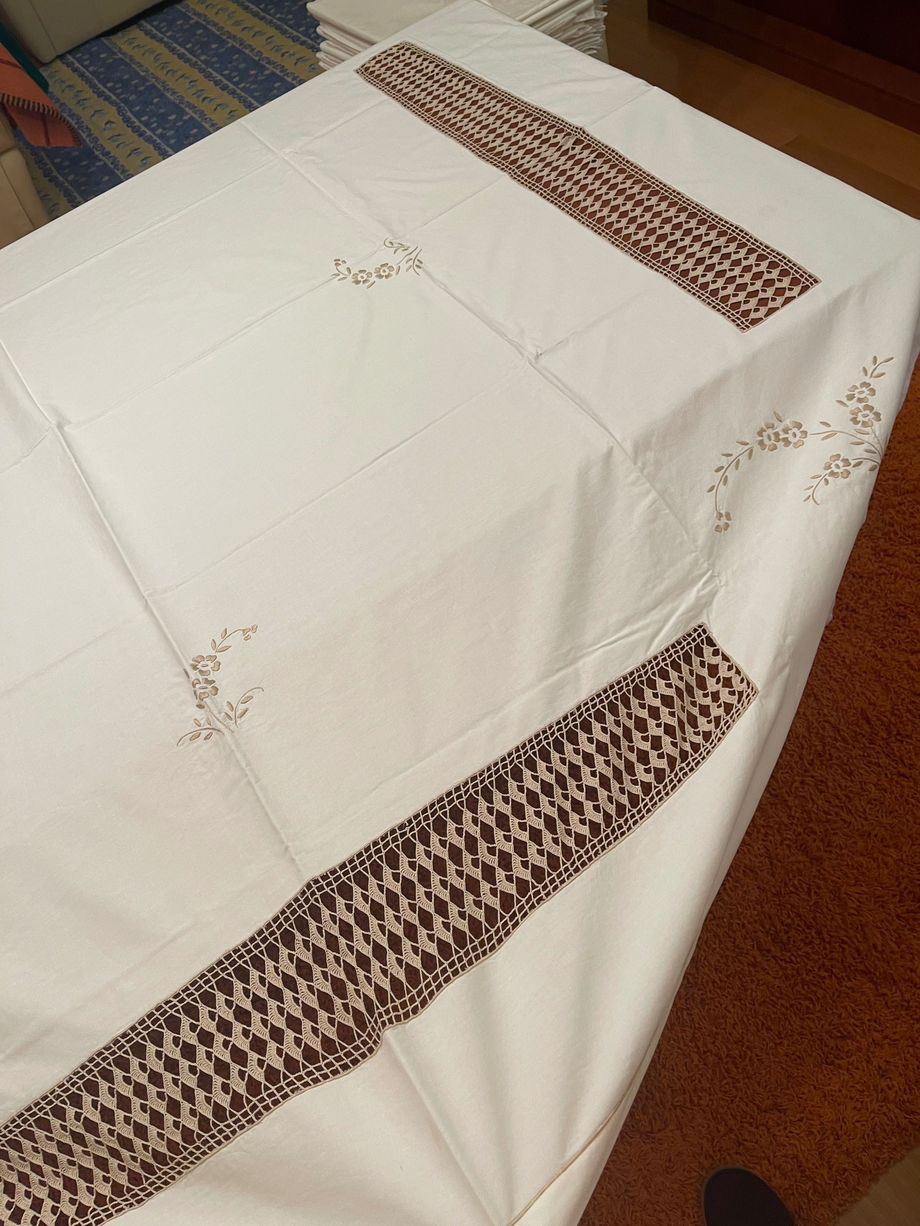 Toalha de mesa quadrada com renda e bordada