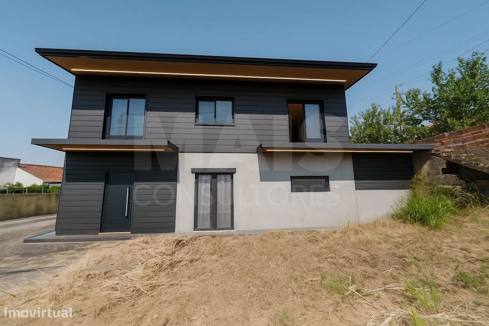 Moradia T5 com Armazém e Terreno, Usseira, Óbidos