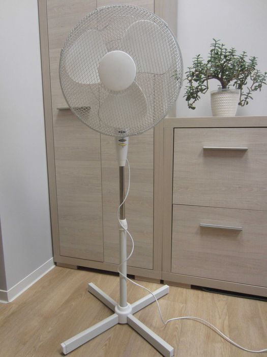 Biały wentylator stojący z łopatkami, regulowana wysokość