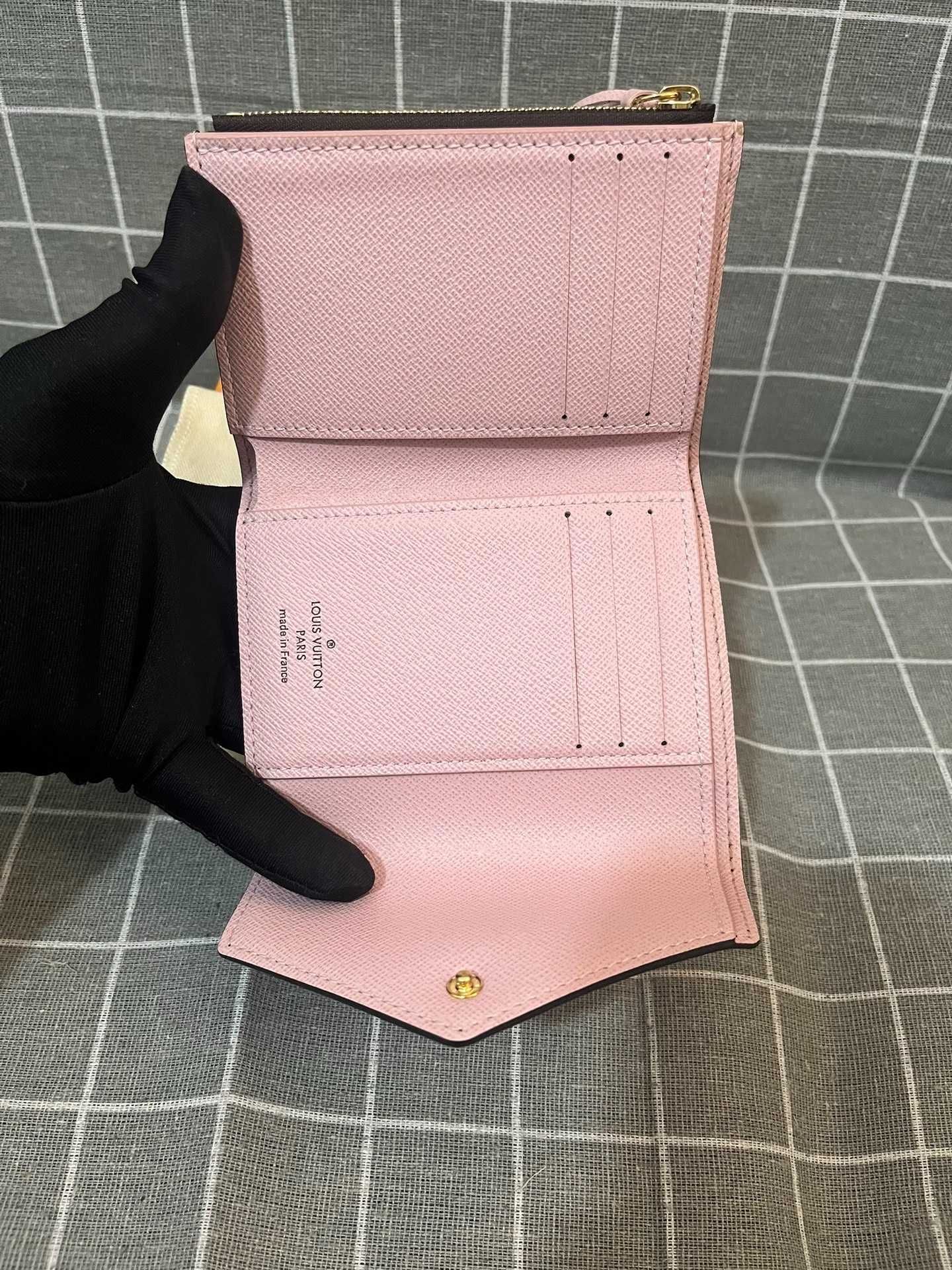 Nowe LV Louis Vuitton Victorine Mały portfel Różowy przycisk