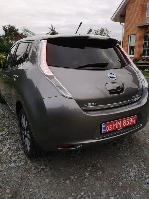Nissan Leaf 2013 в максимальній комплектації Tekna.