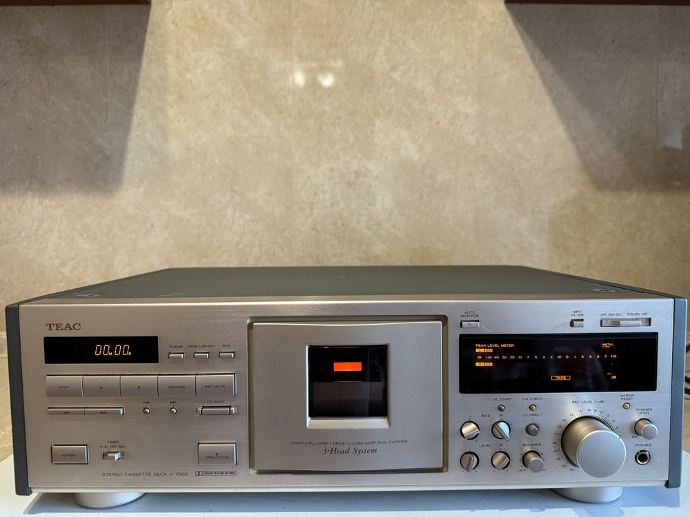 Кассетная дека высокого класса TEAC V 7000. Цвет серебро.