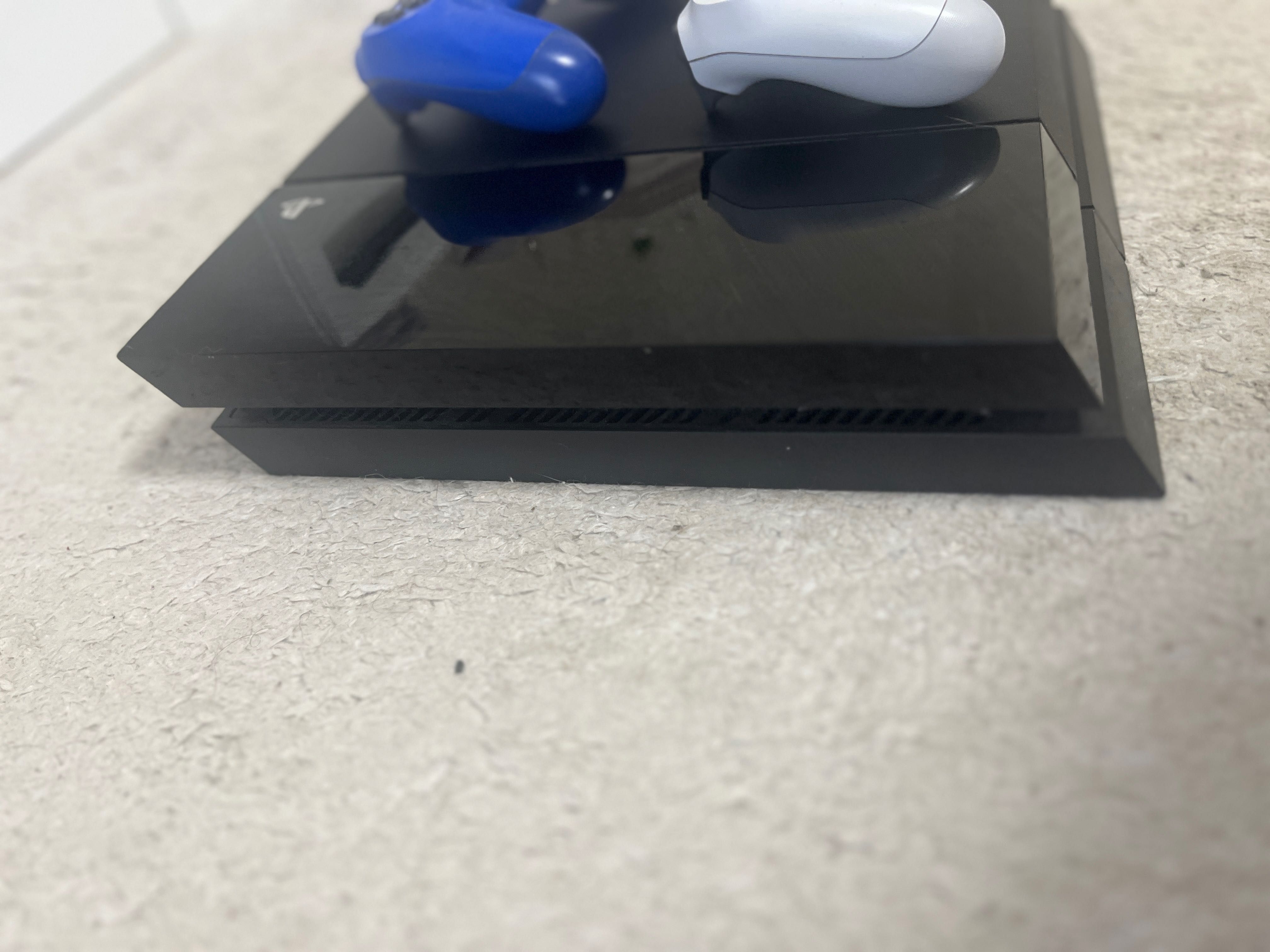 PlayStation 4 – 500 GB + 2 Comandos (necessita revisão)