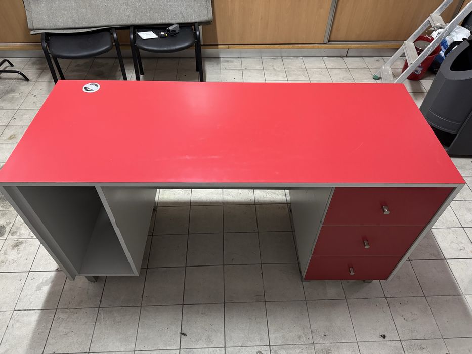 Secretária em madeira maciça