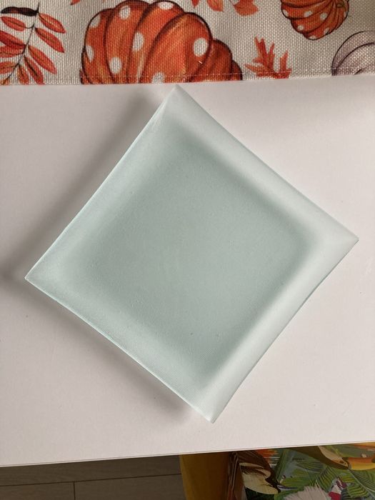 Zestaw 2 szklanych talerzy dekoracyjnych – 25x25 cm i 20x20 cm